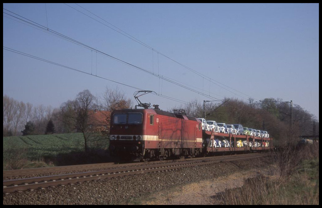 143186 ist hier am Ortsrand von Hasbergen auf der Rollbahn unterwegs. Hinter der Lok werden Autotransportwagen mit einer Ladung VW Beetle in Richtung Ruhrgebiet transportiert.