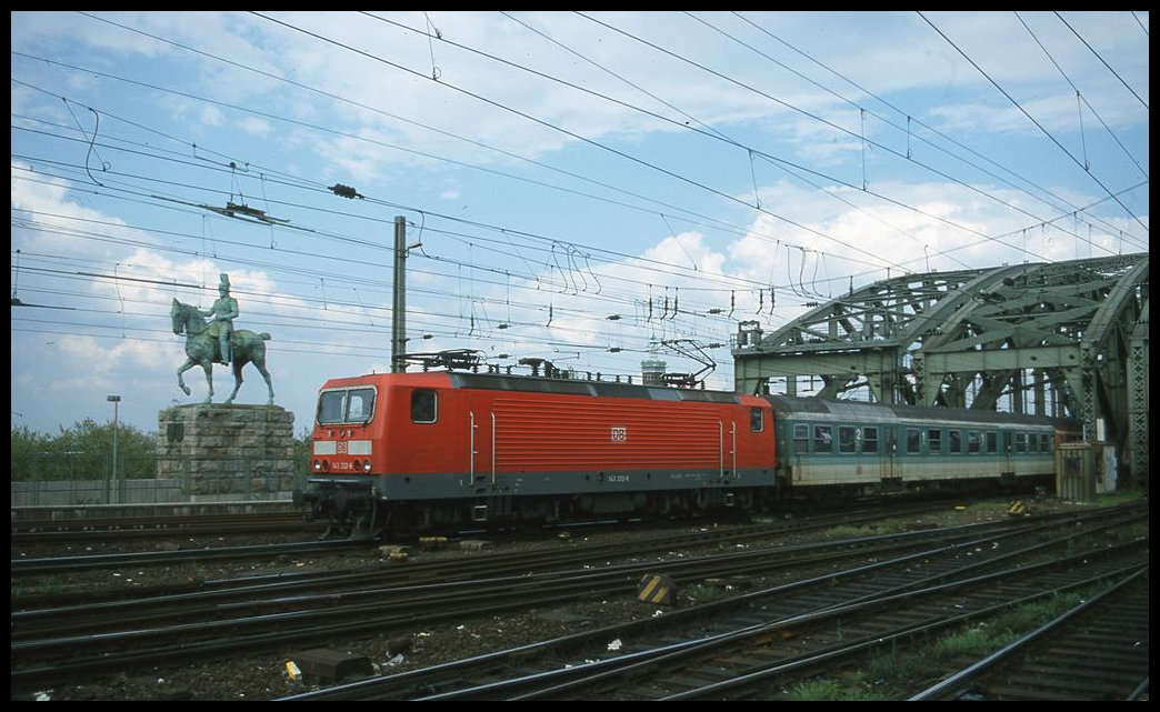 143222 verläßt mit dem RB nach Venlo die Hohenzollernbrücke und fährt am 9.5.2001 um 17.22 Uhr in den HBF Köln ein.