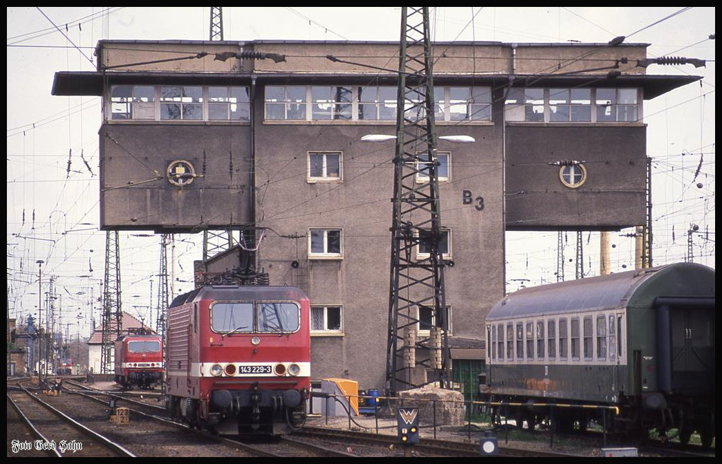 143229 am Stellwerk B 3 im Gleisvorfeld des HBF Leipzig am 26.4.1992.