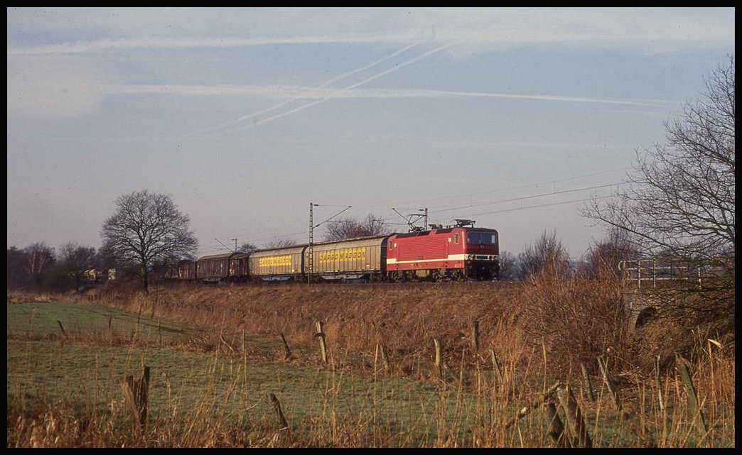 143571 erreicht hier mit einem Güterzug aus Münster kommend am 11.3.1994 um 8.39 Uhr die Landesgrenze von Niedersachsen bei Hasbergen.