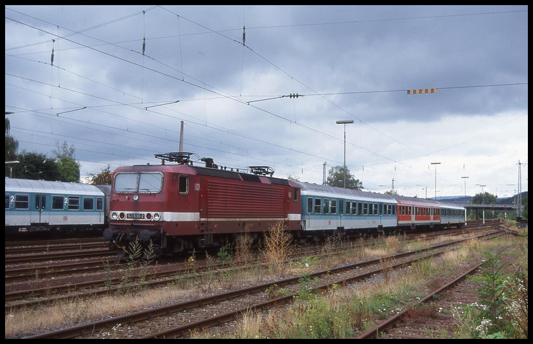 143630 steht mir einer RB Garnitur am 7.8.1999 im Bahnhof Neckarelz.