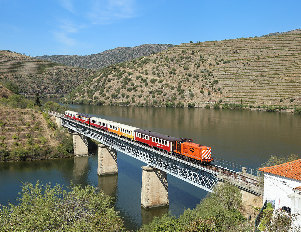 1438 approaches Arnozelo whilst working IR865, 0920 Porto SB - Pocinho, 12 Sept 2020