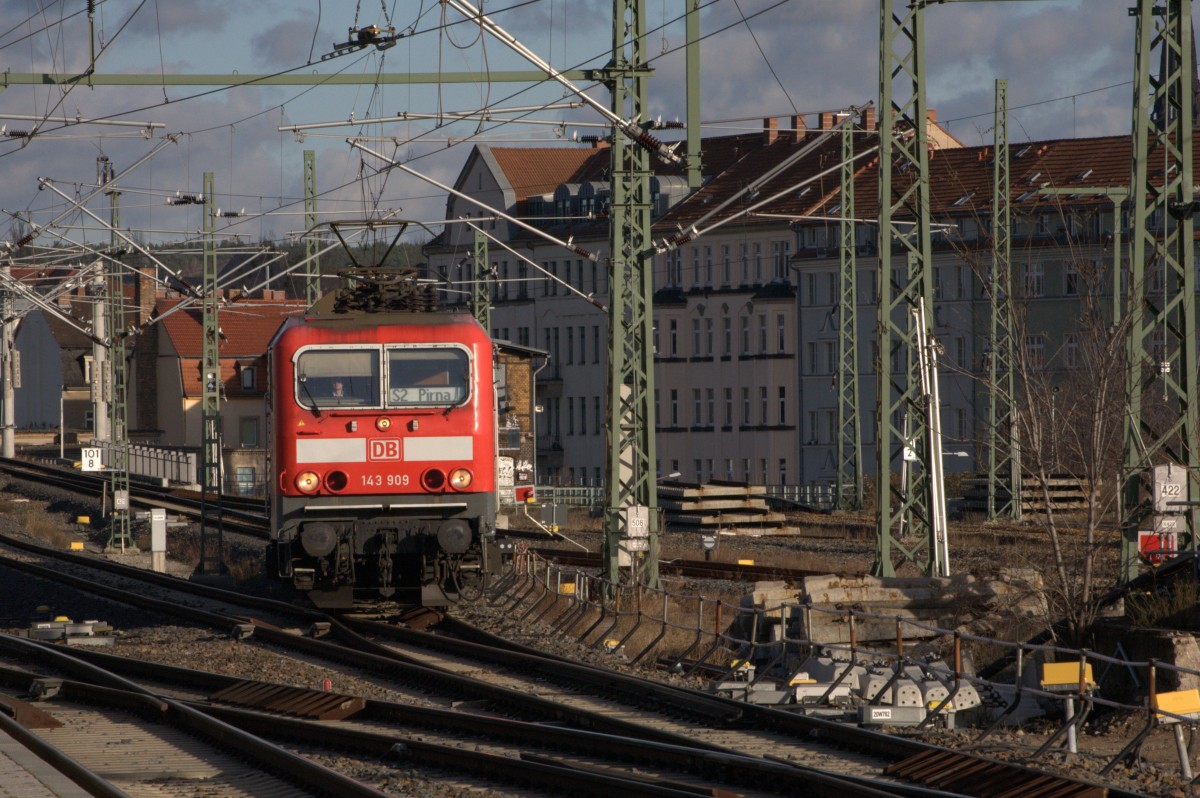 143b 909 ist hier als Zuglok für die S2 von Dresden Flughafen nach Pirna unterwegs und fährt am Bahnsteig  4 in Dresden Neustadt ein. 23.12.2013  12:42 Uhr.