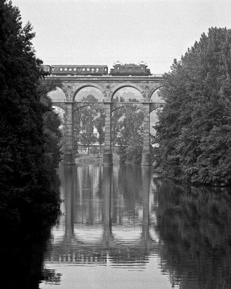 144 017 auf dem Enzviadukt in Bietigheim-Bissingen (18.8.1980)