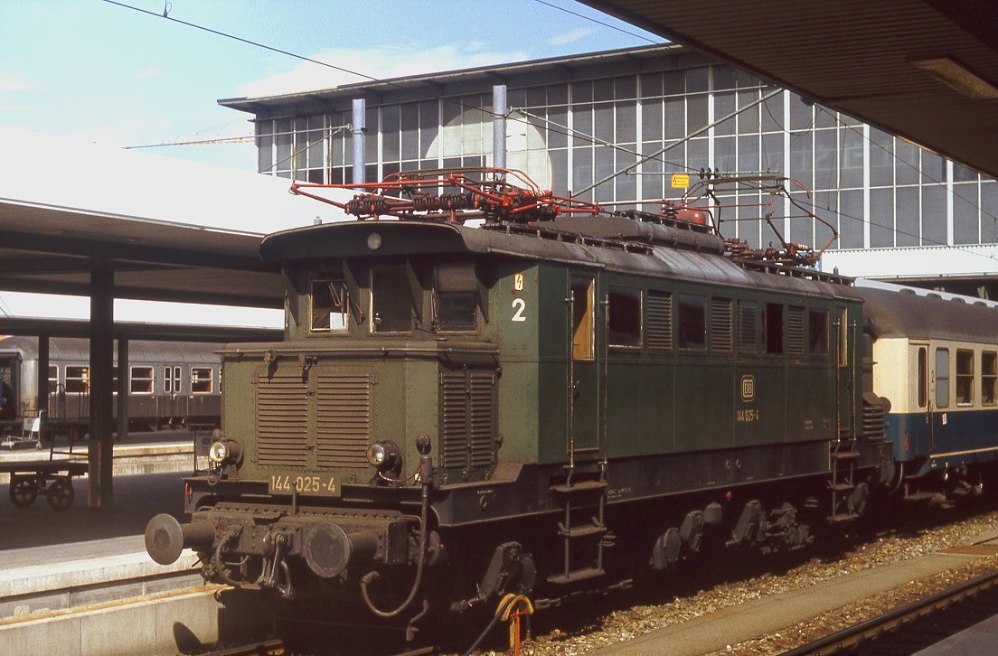 144 025, München Hauptbahnhof, 15.05.1983.

