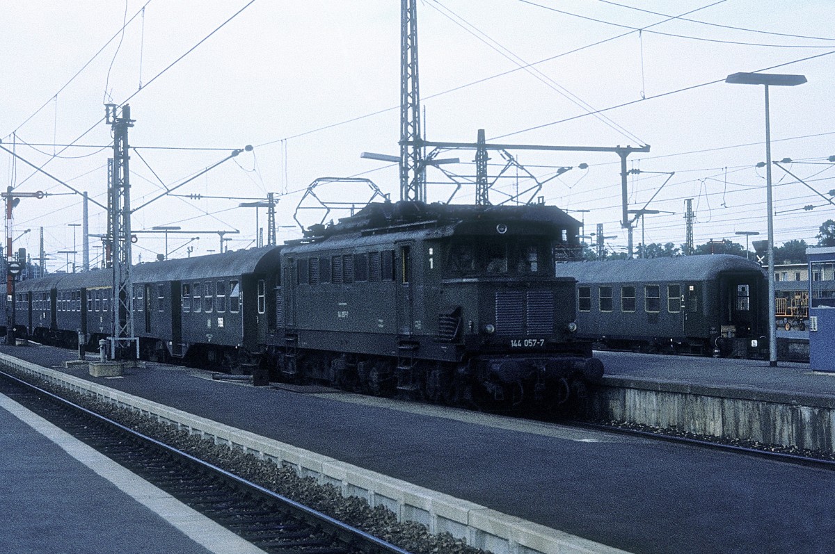  144 057  Stuttgart Hbf  08.07.77