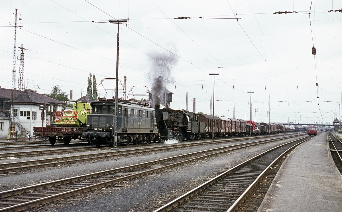  144 070  Vorspann mit 050 681 vor Gz   Ausf. aus Bhf.