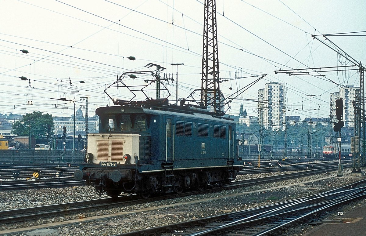 144 071  Stuttgart Hbf  28.09.79