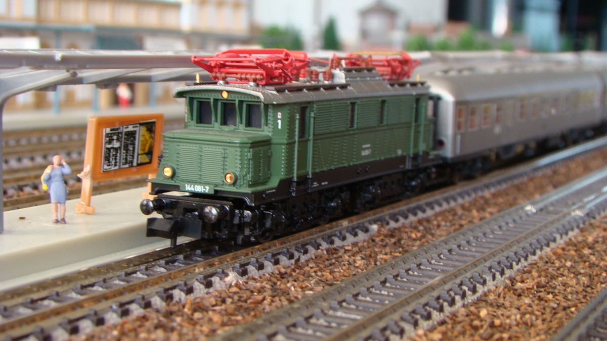 144 081-7 von Minitrix mit Silberlingen, Epoche IV.