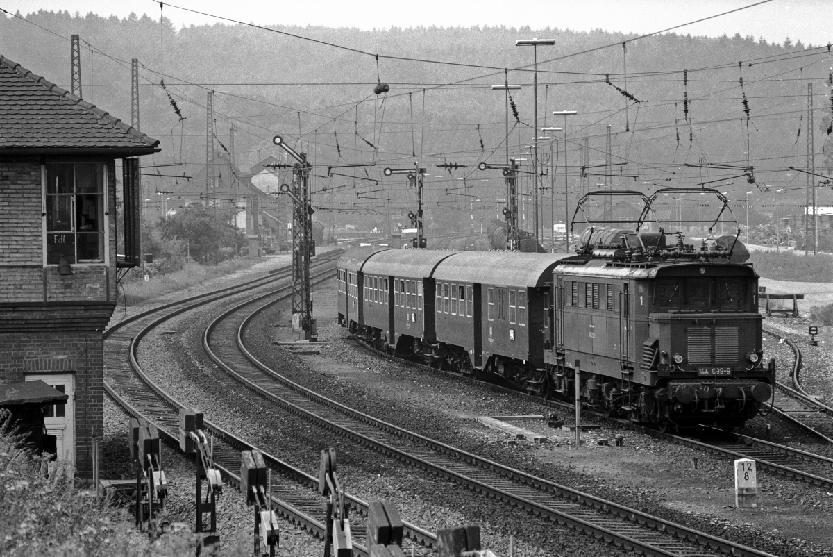 144 099 verlsst Wilferdingen-Singen, Strecke Karlsruhe - Mhlacker (18.8.1980).
