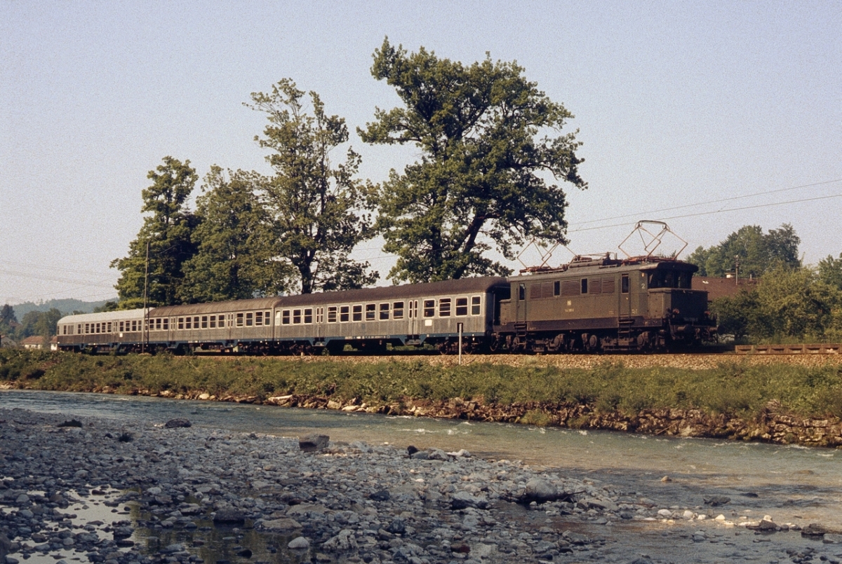 144 185 im Mai 1981 am Hp. Höpfling, Strecke Traunstein - Ruhpolding.