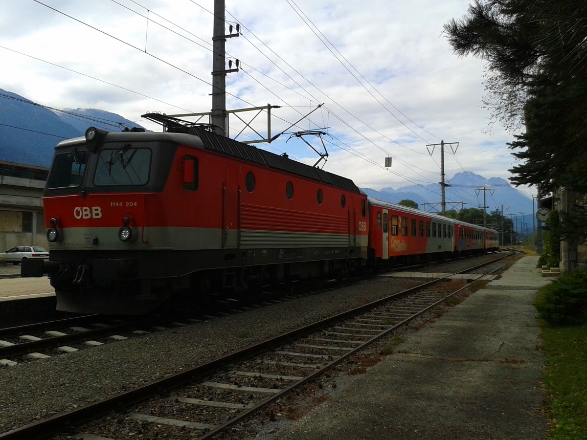 144 204-5 mit R 4863 (Lienz - Spittal-Millstttersee) am 2.10.2015 bei der Abfahrt in Dellach im Drautal.