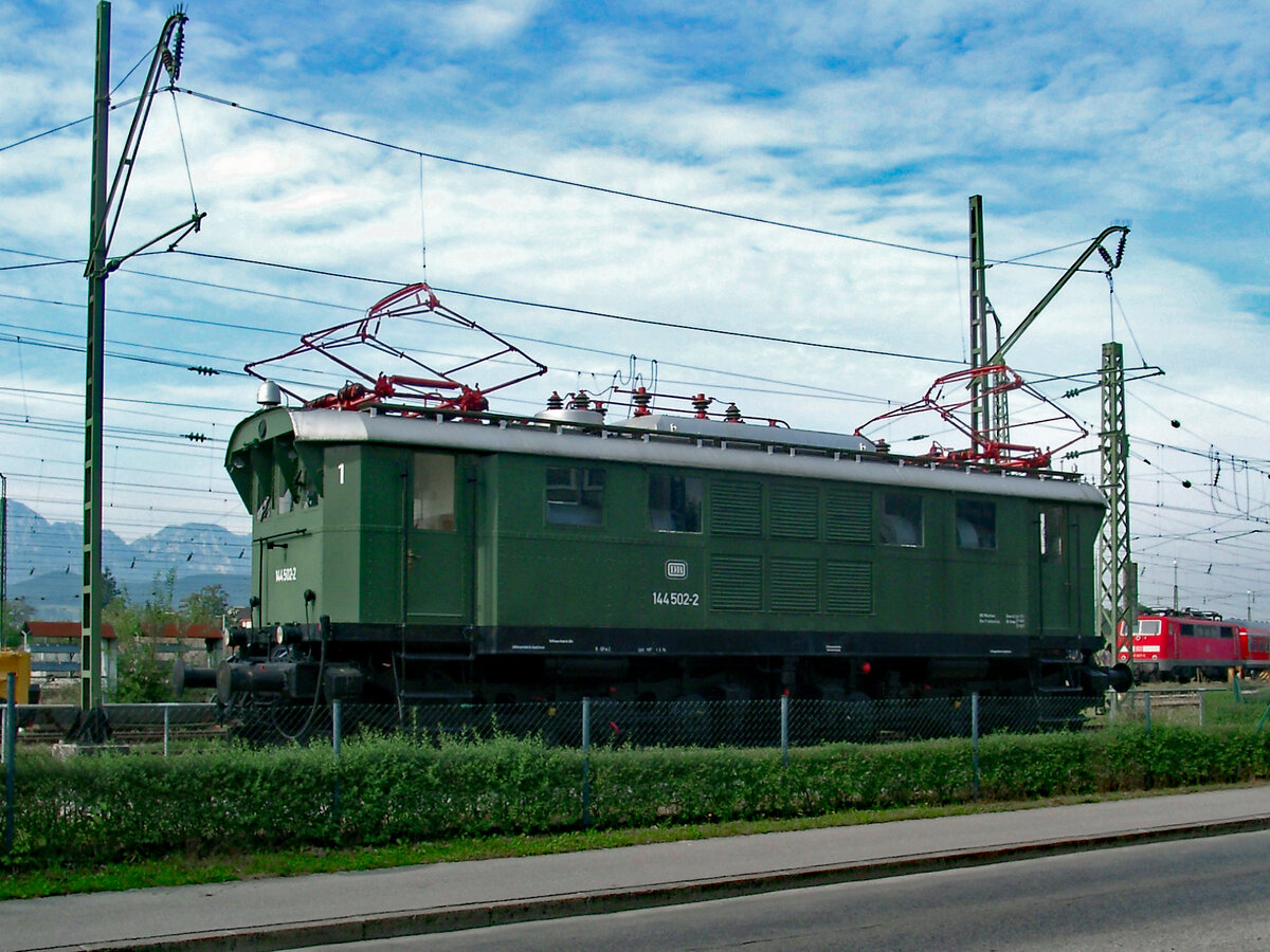144 502 als Denkmallok am 06.09.2003 in Freilassing.