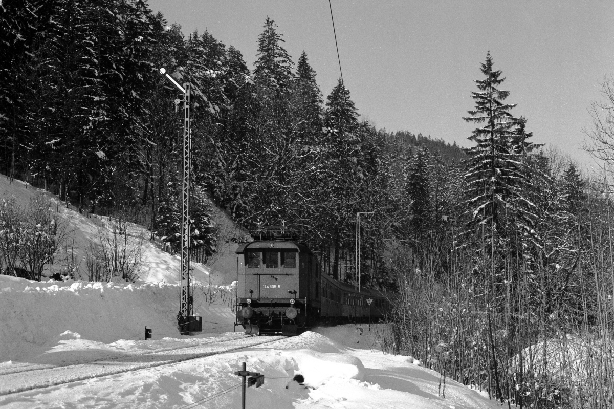 144 502 am 30.12.1980 am Einfahrsignal Bischofswiesen.