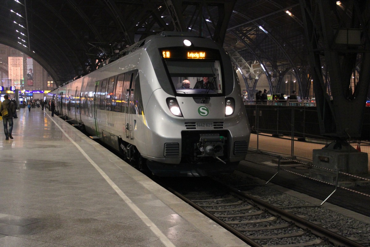 144 625 und 1442 709 stehen in Leipzig Hbf bereit zur Abfahrt mit der S10 nach Halle (S) Hbf. Zur Eröffnungsfeier des City-Tunnel in Leipzig hat man viele Sonderfahrten veranstaltet. 