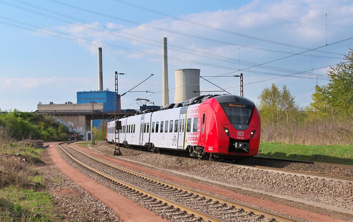 1440 002 ist als RB Merzig - Kaiserslautern im Saartal unterwegs, gleich wird der Bahnhof Bous Saar erreicht werden. Im Hintergrund das abgeschaltete Kraftwerk in Ensdorf. Bahnstrecke 3230 am 27.04.2022