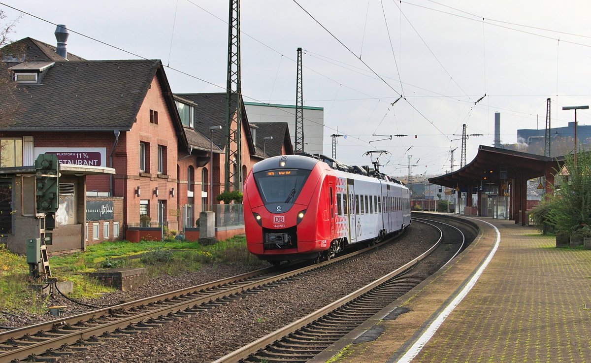 1440 013 ist als RB Homburg - Trier unterwegs. Der Triebwagen verlässt gerade den Bahnhof Völklingen in Richtung Bous und passiert das ehemalige außer Dienst gestellte Empfangsgebäude des Bahnhofs Völkingen. 17.11.2020