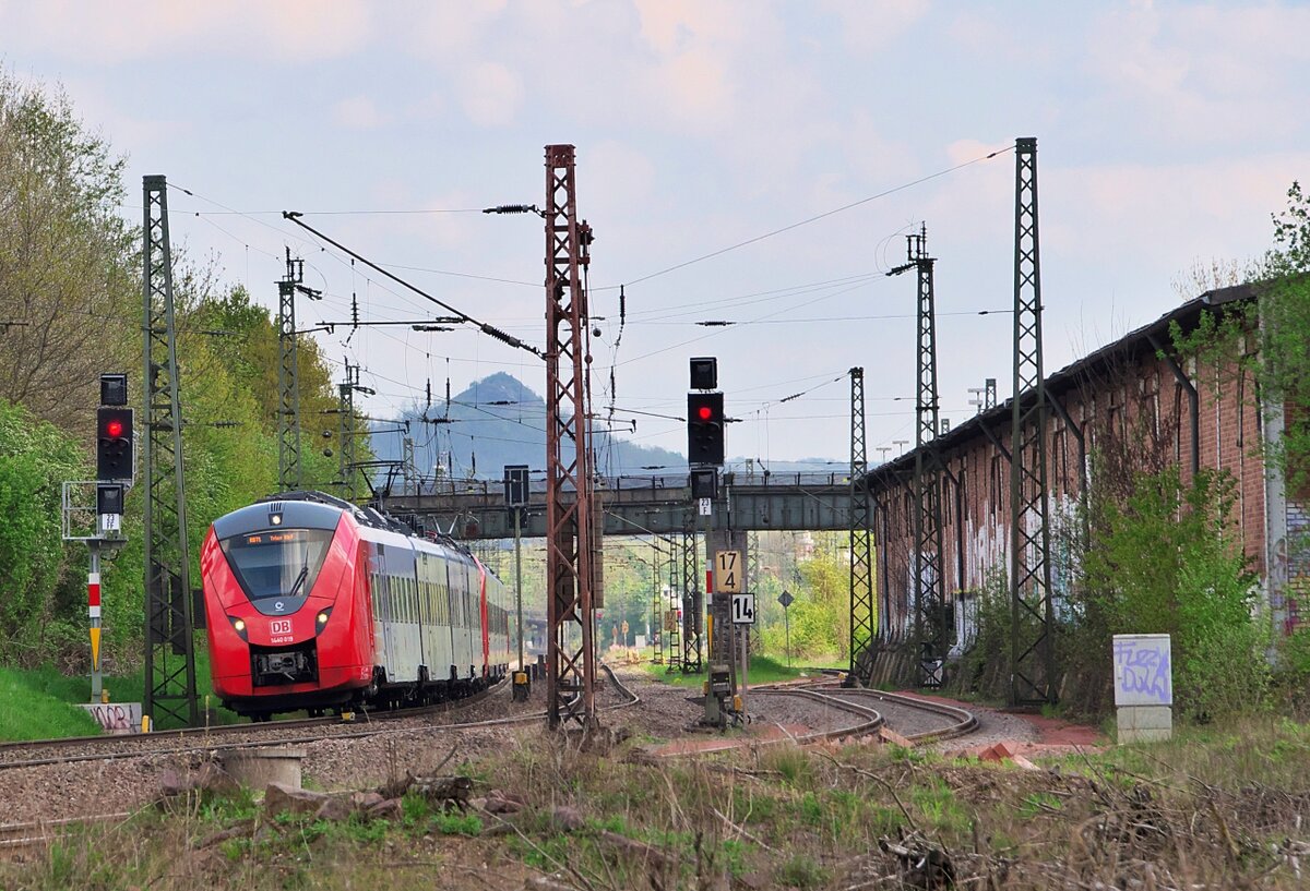 1440 019 und ein Schwestertriebwagen sind auf der Relation Homburg - Trier unterwegs.
Die Triebwagen haben gerade den Bahnhof Bous verlassen und passieren das Gelände des ehemaligen Brückenaußenlagers Karthaus der DB. Bahnstrecke 3230 am 27.04.2022