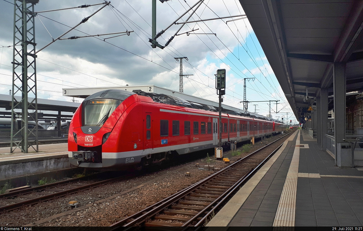 1440 033-7 und 1440 540-1 (Alstom Coradia Continental) sind im Endbahnhof Nürnberg Hbf auf Gleis 2 eingetroffen.

🧰 S-Bahn Nürnberg (DB Regio Bayern)
🚝 S1 Lauf(links Pegnitz)–Nürnberg Hbf
🕓 29.7.2021 | 11:27 Uhr

(Smartphone-Aufnahme)