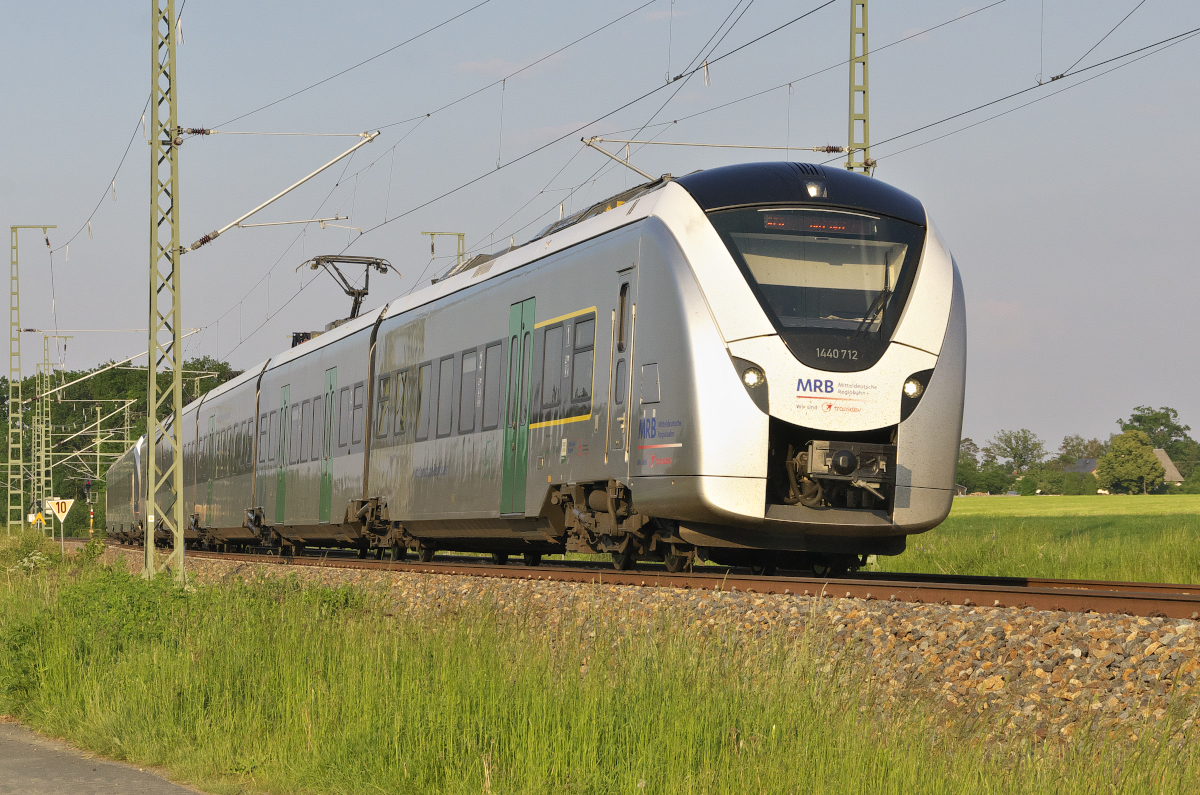 1440 212 ist als RE Dresden - Hof im Vogtland unterwegs. Hier bei Kornbach geht es gleich bergauf zum Scheitelpunkt der Bahnstrecke 6362. 26.05.2018