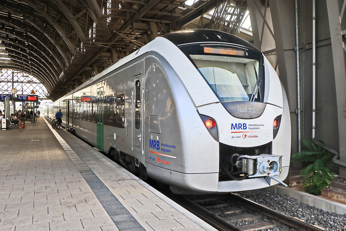1440 212 steht als RE in Dresden von Hof kommend am 05. August 2026 zur Abfahrt bereit.



Deutschland / Unternehmen (L - Z) / Transdev GmbH - Mitteldeutsche Regiobahn �MRB�, Deutschland / Strecken | KBS 500-599 / 510 (Dresden–) Werdau Bogendreieck – Zwickau – Plauen – Hof, Deutschland / Elektrotriebz�ge | 94 80 / 1 440 BR 440 �Coradia Continental 2� 'Grinsekatze' Private