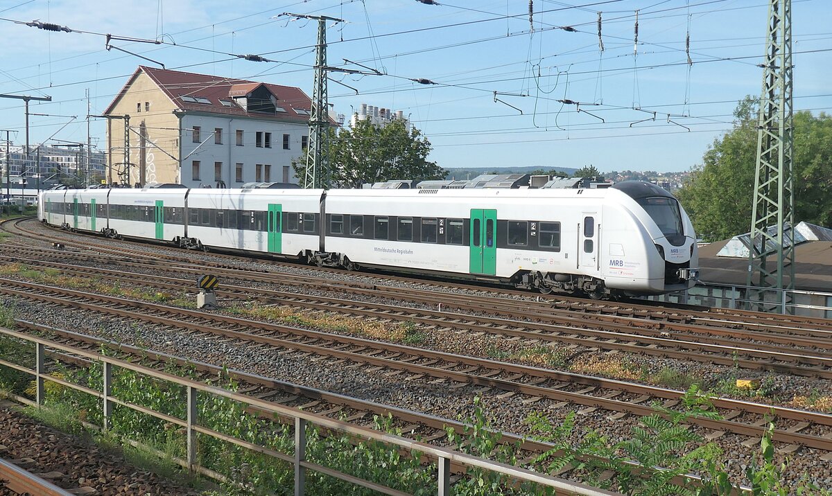 1440 213 der Bayerischen Oberlandbahn f�hrt im Auftrag der Mitteldeutschen Regiobahn eine RE 3 durch Dresden Freiberger Stra�e Richtung Hof, Mitte 2026. Durch die Baustelle Kreuzungsbauwerk Dresden werden die Z�ge noch von/nach Dresden-Neustadt gef�hrt, ab Dezember soll ein Streckengleis Richtung Dresden-Hbf fertig sein, bin gespannt, ob dann auch die RE 3 wieder bis Hauptbahnhof fahren.