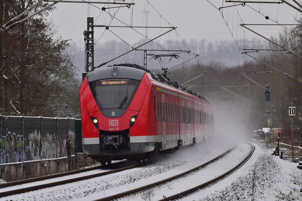 1440 235 erreicht in Kürze den Bahnhof Grevenbroich und überquert sogleich den Bahnübergang Bergheimer Straße.

Grevenbroich 08.02.2021