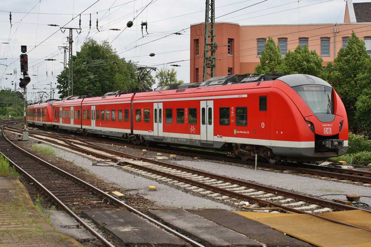 1440 304-2 verlässt am 26.05.2019 als S8 nach Hagen Hauptbahnhof den Mönchengladbacher Hauptbahnhof.