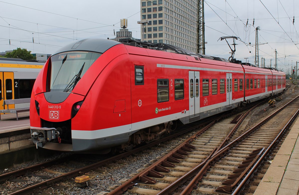 1440 312-5 steht am 18.8.2017 als S5 nach Hagen Hauptbahnhof im Dortmunder Hauptbahnhof bereit.