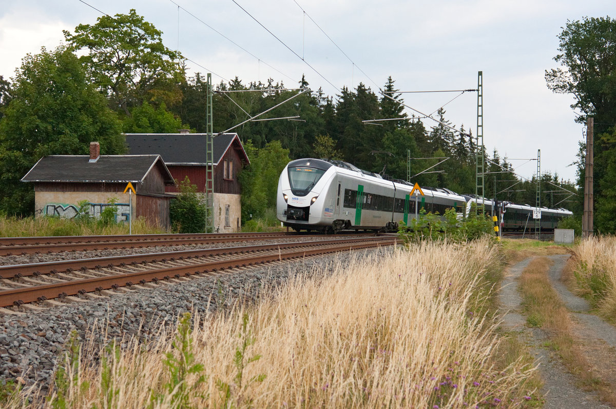 1440 334 als RE 26966 von Dresden Hbf nach Hof Hbf bei Drochaus, 12.07.2018