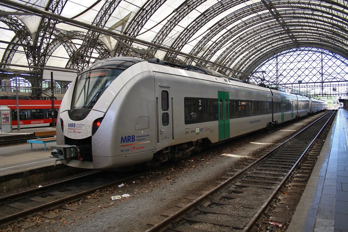 1440 337-2 und 1440 202-8  Stadt Hof  stehen am 27.5.2017 als RE3 (RE26974) nach Hof Hauptbahnhof im Dresdener Hauptbahnhof.