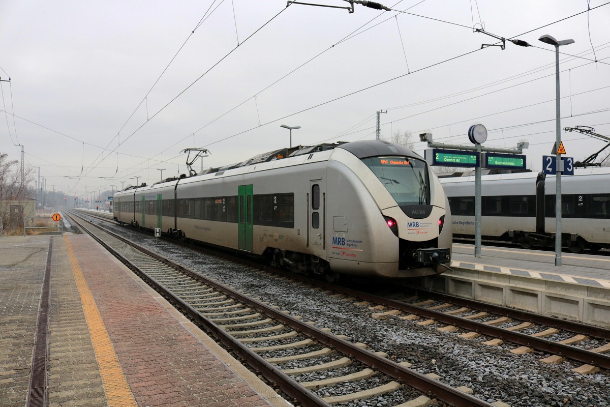 1440 340 (Alstom Coradia Continental) von Transdev Regio Ost als RB 27717 (RB45) nach Chemnitz Hbf steht in ihrem Startbahnhof Elsterwerda auf Gleis 3 bereit. [16.12.2017 | 10:12 Uhr]