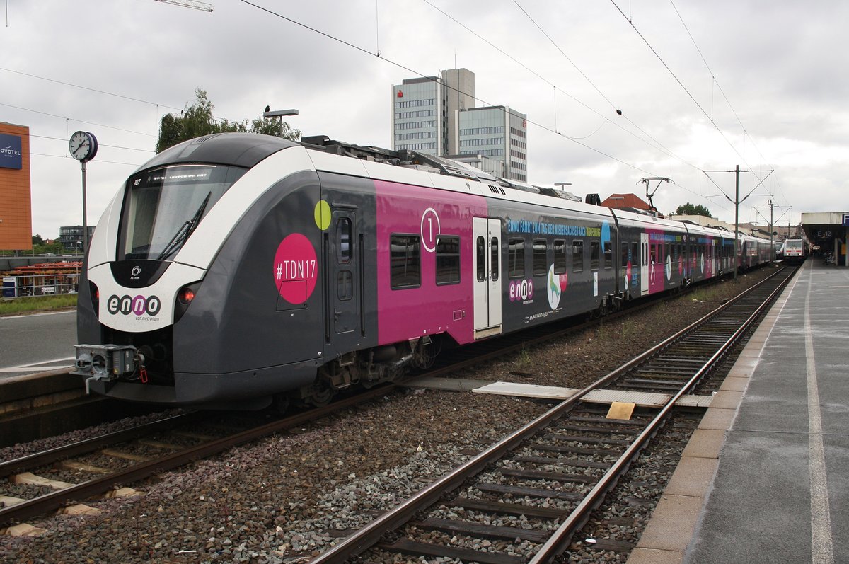 1440 607-8 und 1440 605-2 stehen am 5.8.2017 als RE30 (ENO83519) nach Wolfsburg Hauptbahnhof in Hannover Hauptbahnhof bereit. 