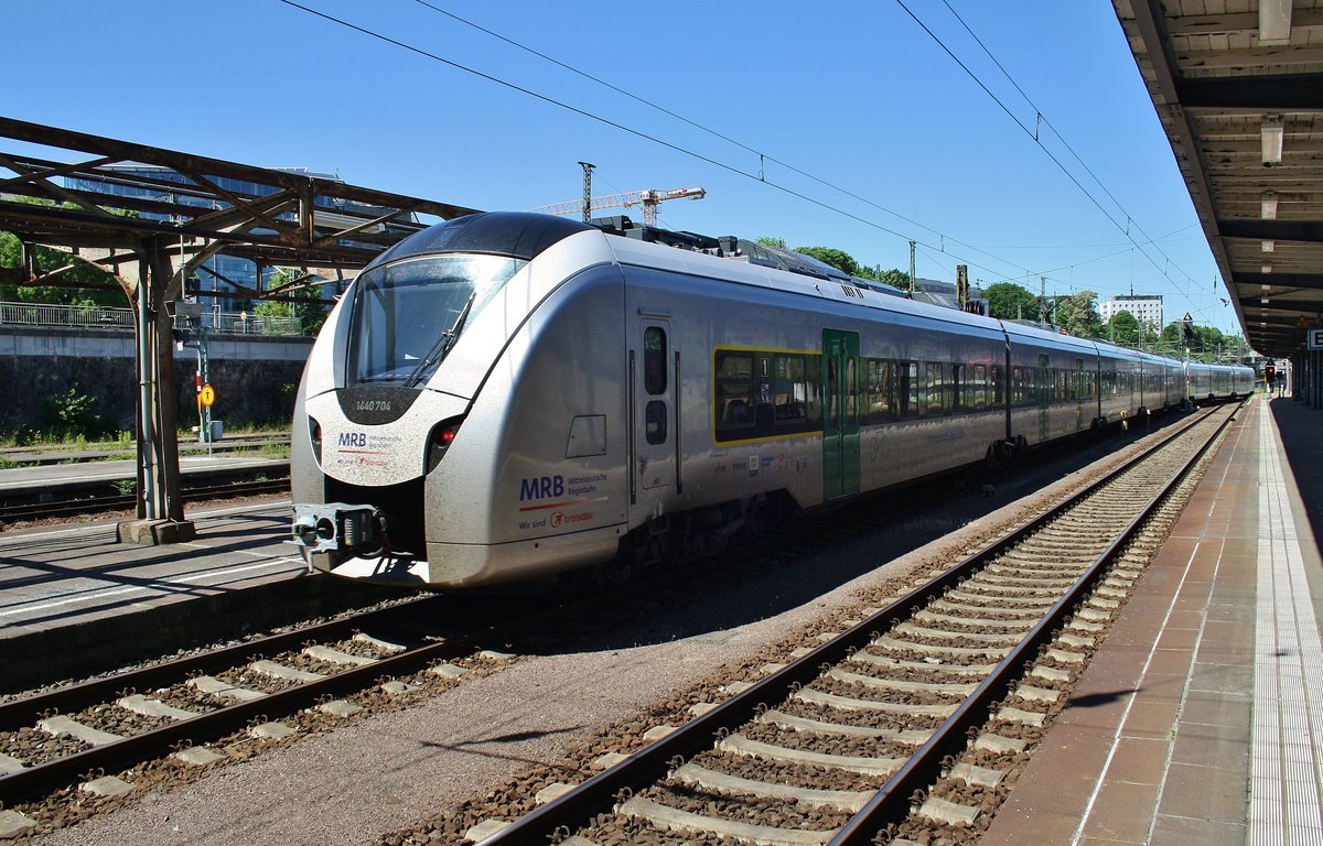 1440 704-3 und 1440 839-7 verlassen am 27.5.2017 zusammen als RE3 (RE26976) nach Hof Hauptbahnhof den Dresdener Hauptbahnhof. 