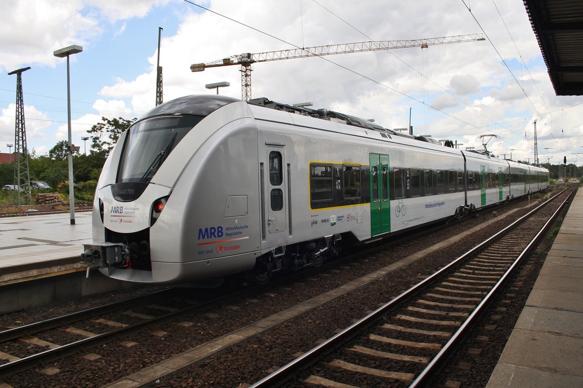 1440 705-0 durchfährt am 1.8.2016 als Leerzug den Magdeburger Hauptbahnhof in Richtung Osten.