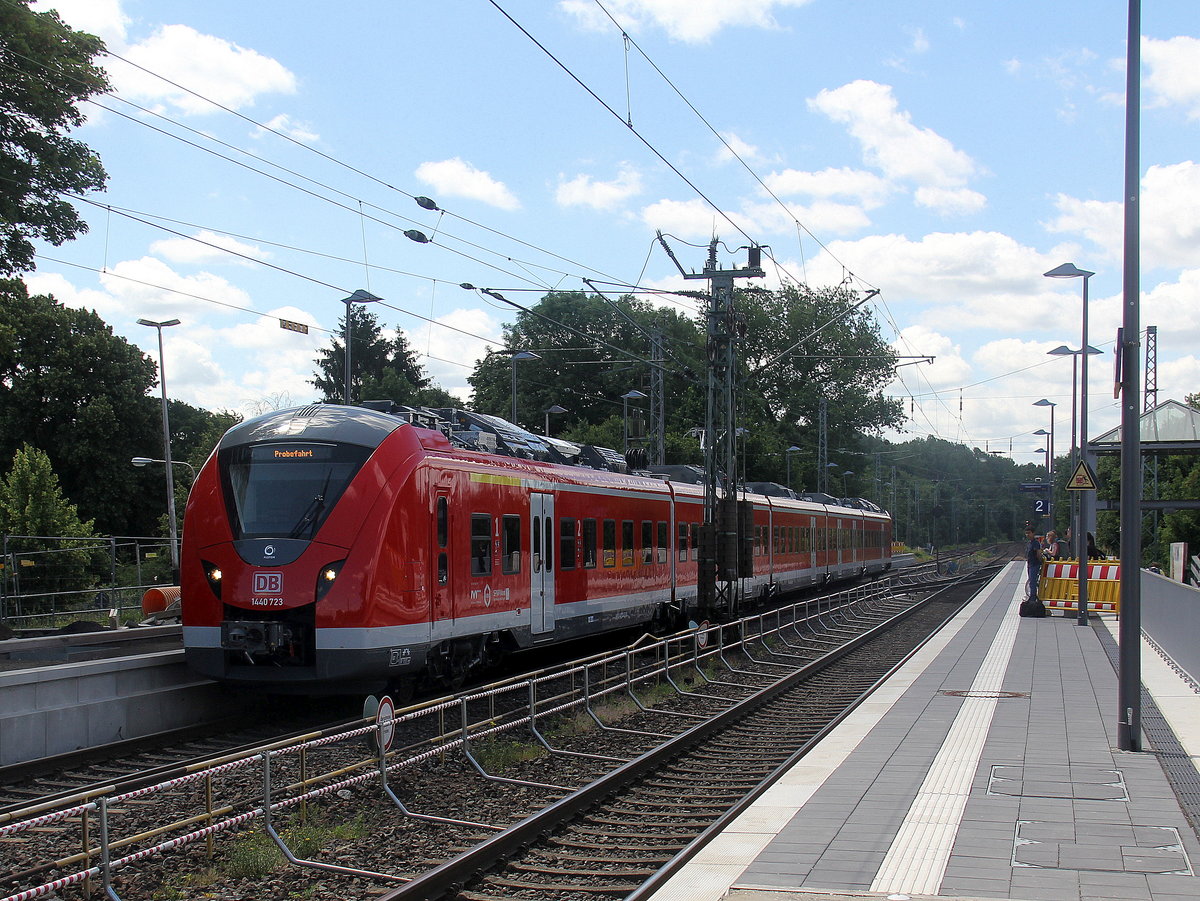 1440 723 DB kommt durch Kohlscheid in Richtung Herzogenrath.
Aufgenommen von Bahnsteig 1 in Kohlscheid.
Bei Sommerwetter am Mittag vom 21.6.2019.