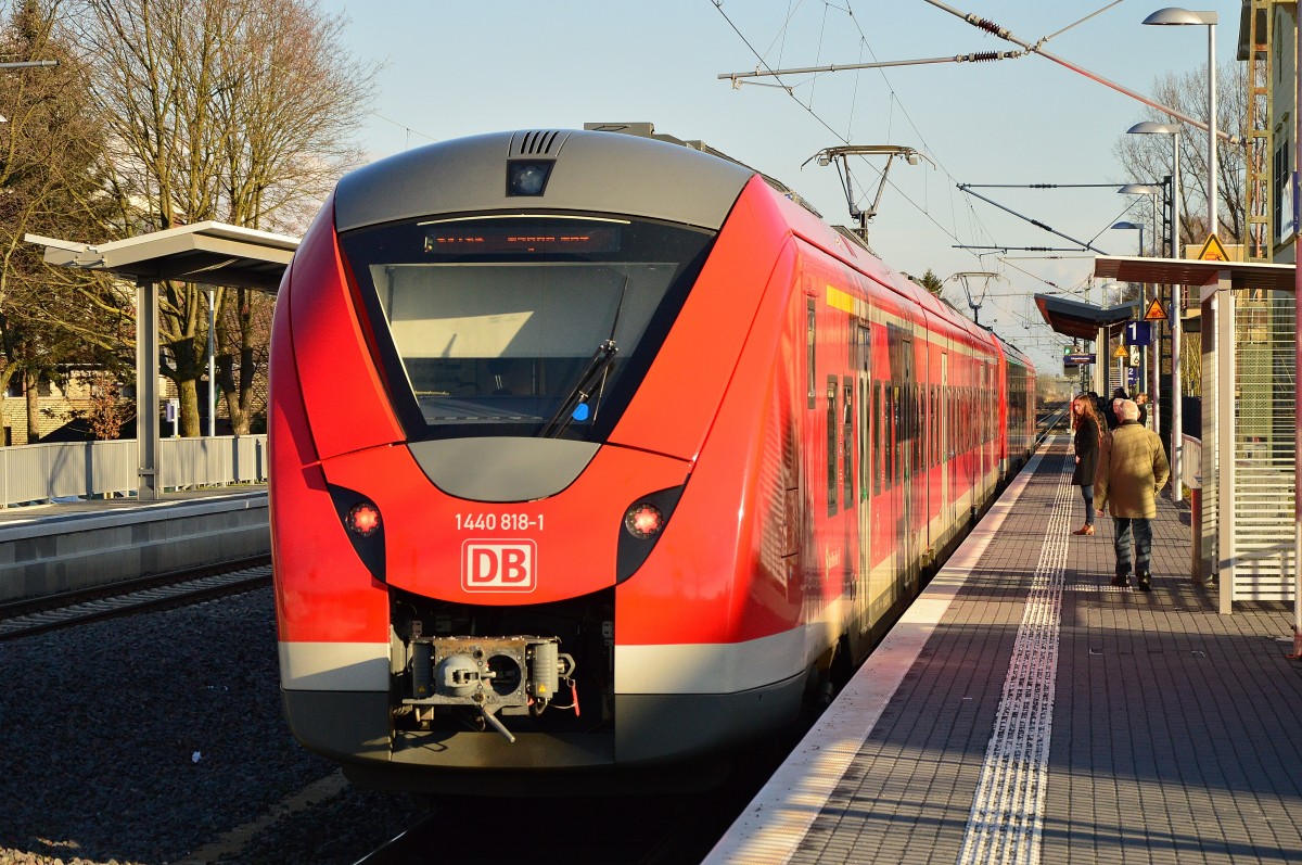 1440 818-1 am Ende eines S8/S5 Zuges steht in Kleinenbroich am Bahnsteig Gleis 1 auf ihrem Weg nach Dortmund. 17.1.2015