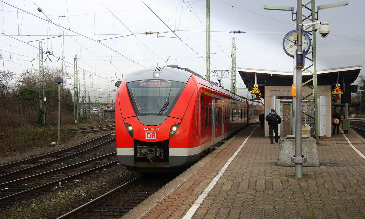 1440 822-3 DB fährt als S8 von  Hagen-Hbf nach Mönchengladbach-Hbf und hält in Neuss-Hbf.
Aufgenommen vom Bahnsteig in Neuss-Hbf.
Bei Sonne und Wolken am Kalten Nachmittag vom 6.1.2018.