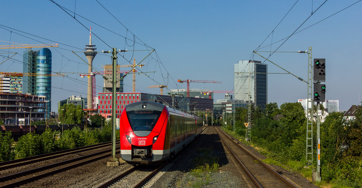 1440 825 fährt mit unbekanntem Begleiter am 26. Juni 2017 auf seiner Fahrt nach Mönchengladbach in den Haltepunkt Düsseldorf-Hamm ein.