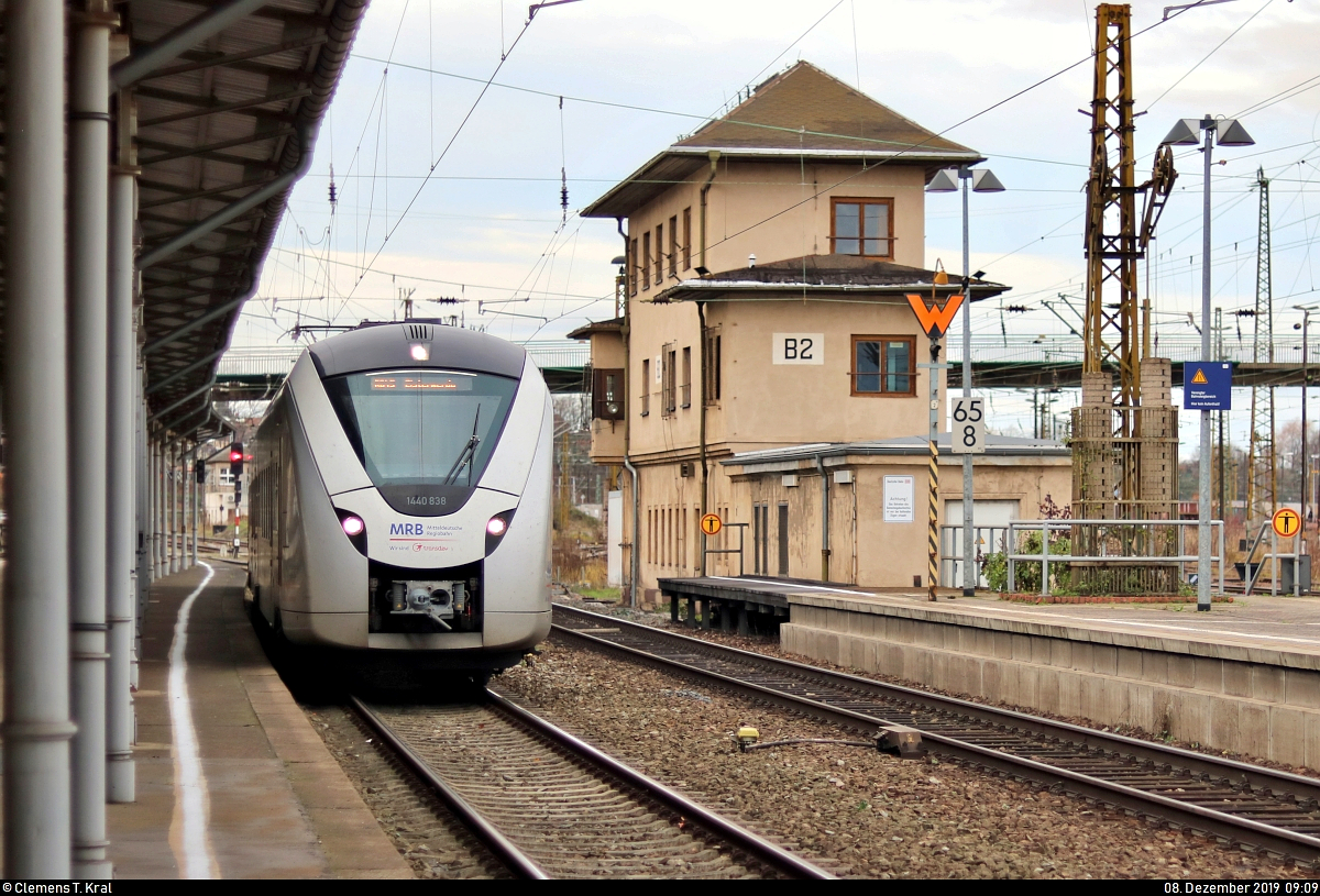 1440 838 (Alstom Coradia Continental) der Bayerischen Oberlandbahn GmbH (BOB | Mitteldeutsche Regiobahn (MRB)) als RB 74120 (RB45) von Chemnitz Hbf nach Elsterwerda erreicht den Bahnhof Riesa auf Gleis 1.
Dabei passiert der Zug das elektromechanische Befehlsstellwerk B2, Bauart 1912 von Siemens&Halske, Inbetriebnahme 1953, des Fahrdienstleiters (Fdl) an der westlichen Bahnhofsausfahrt.
[8.12.2019 | 9:09 Uhr]
