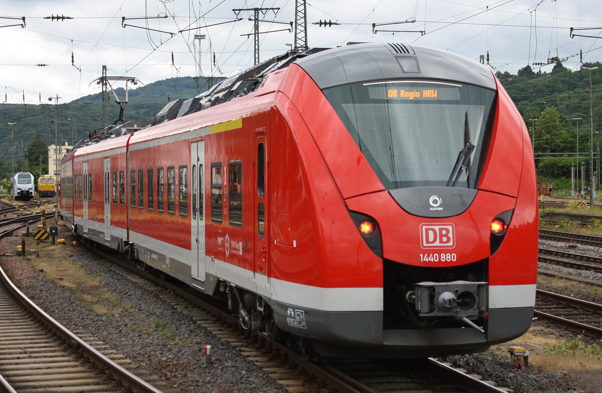 1440 880-1 hat am 21.06.2021 als RE8 (RE10815)  Rhein-Erft-Express  von Köln Hauptbahnhof den Koblenzer Hauptbahnhof erreicht und rangiert nun in die Abstellung. 