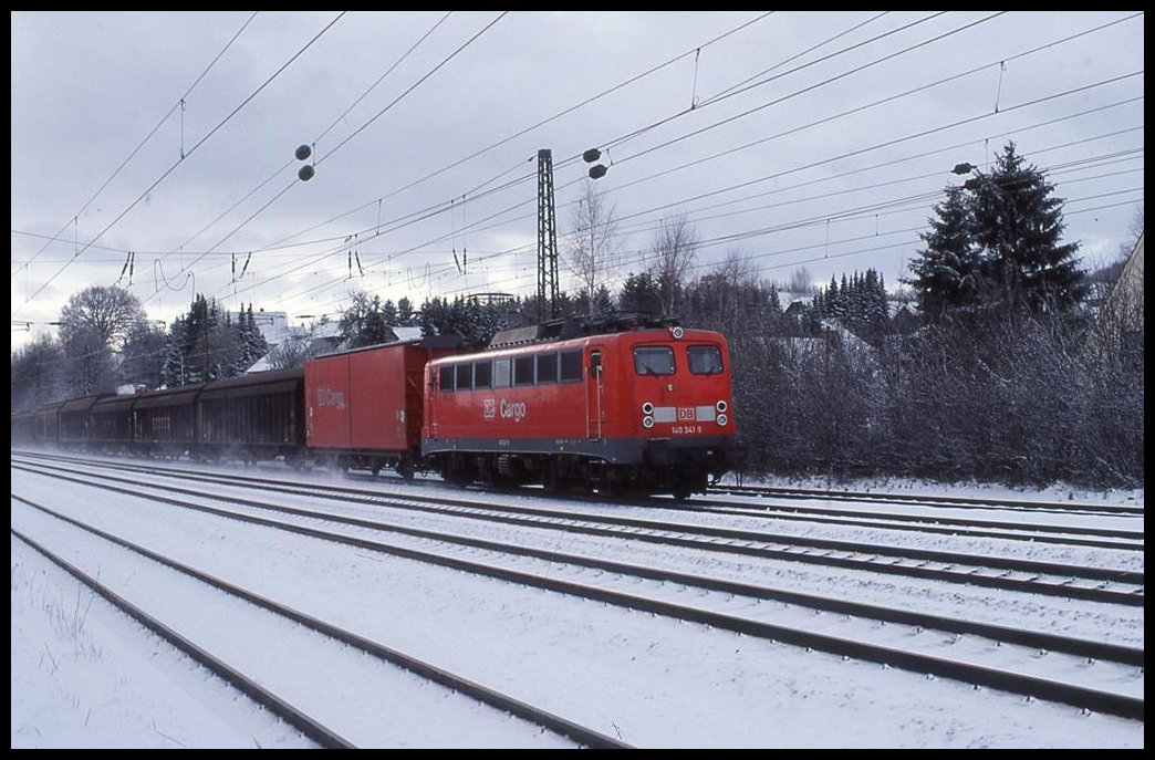 1440341 Cargo ist hier am 17.2.1999 bei Hiddenhausen Schweicheln mit einem Güterzug in Richtung Minden unterwegs.