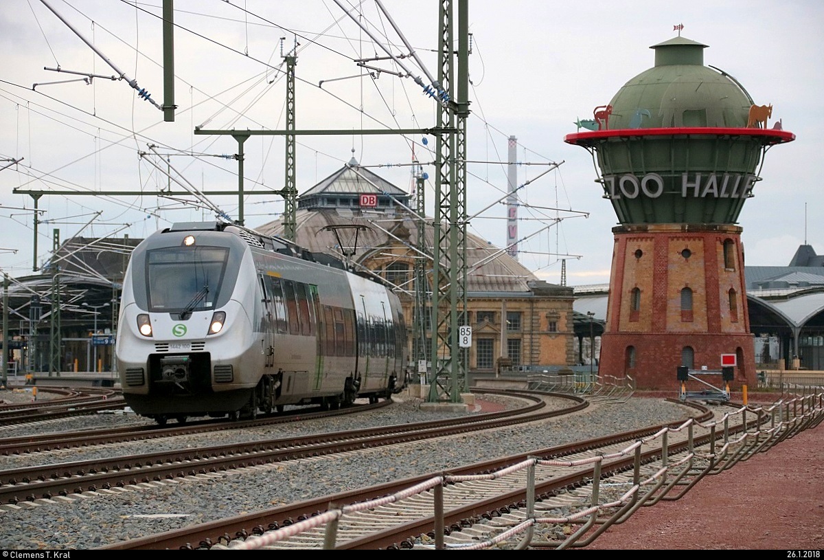1442 100 (Bombardier Talent 2) der S-Bahn Mitteldeutschland (DB Regio Südost) als Tfzf durchfährt das Gleisvorfeld von Halle(Saale)Hbf Richtung Norden. Aufgenommen von der Delitzscher Straße. [26.1.2018 | 15:56 Uhr]