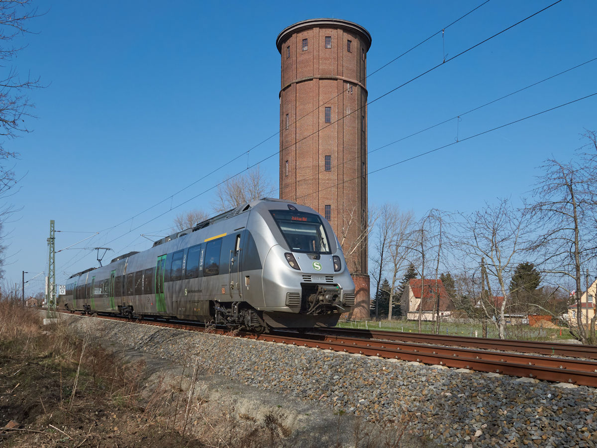 1442 104 war am 31.03.2021 als S5 auf dem Weg von Halle über Leipzig nach Zwickau. Gerade wurde die Ortschaft Deutzen durchfahren.