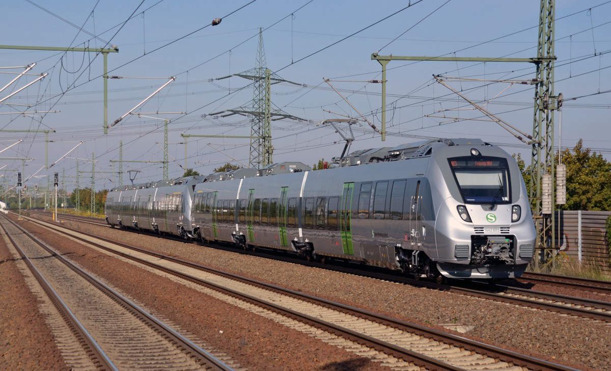 1442 105 pendelte zusammen mit einem weiteren silbernen Talent 2 am 14.09.13 auf der RE-Strecke Halle(S)-Leipzig. Hier passiert der Zug auf der Fahrt nach Leipzig den Haltepunkt Halle Messe.