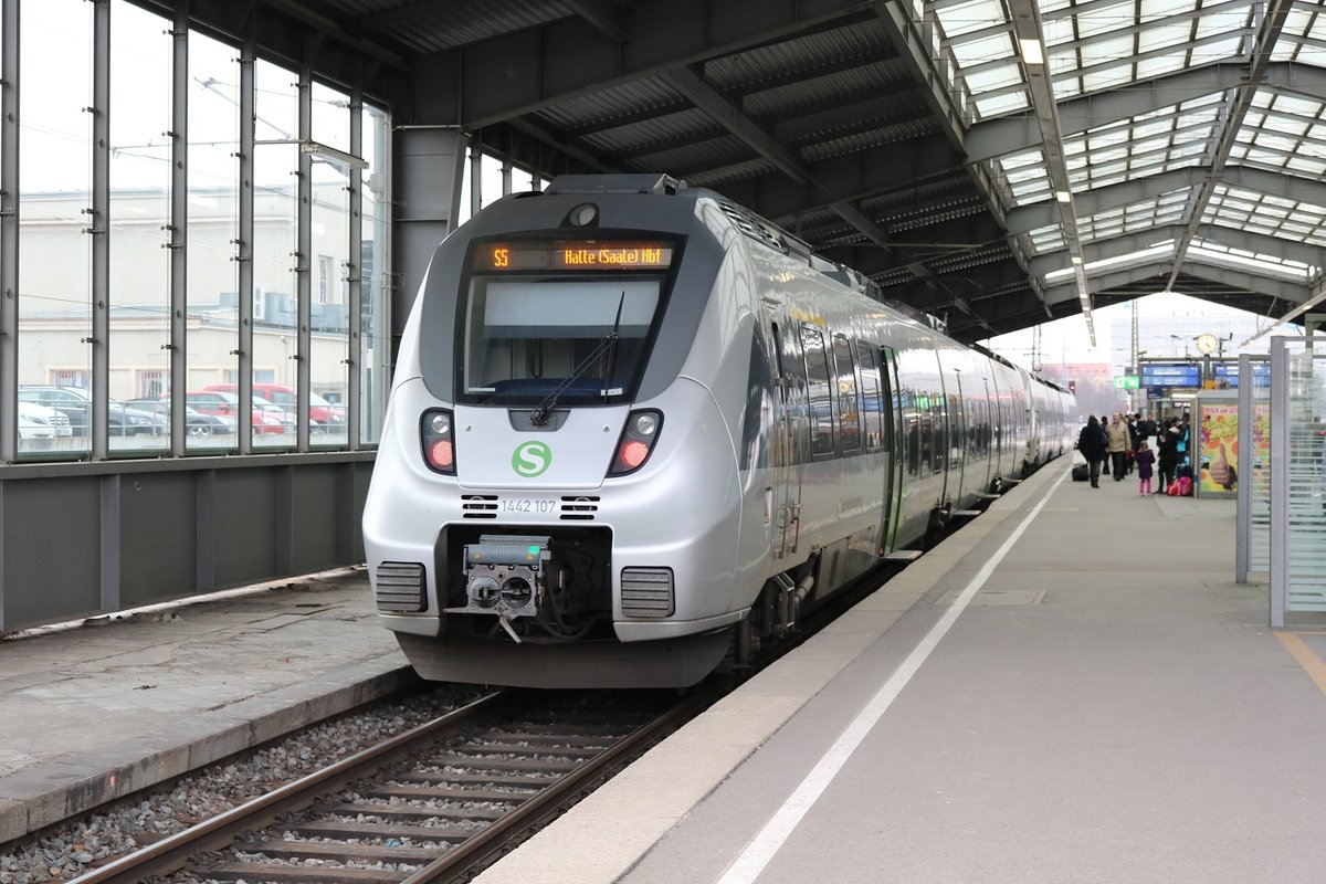 1442 107 mit einer weiteren BR1442 (Bombardier Talent 2) der S-Bahn Mitteldeutschland (DB Regio Südost) an der Spitze als S 37574 (S5) von Altenburg nach Halle(Saale)Hbf hat ihren Endbahnhof Halle(Saale)Hbf auf Gleis 1 erreicht. [25.2.2017]