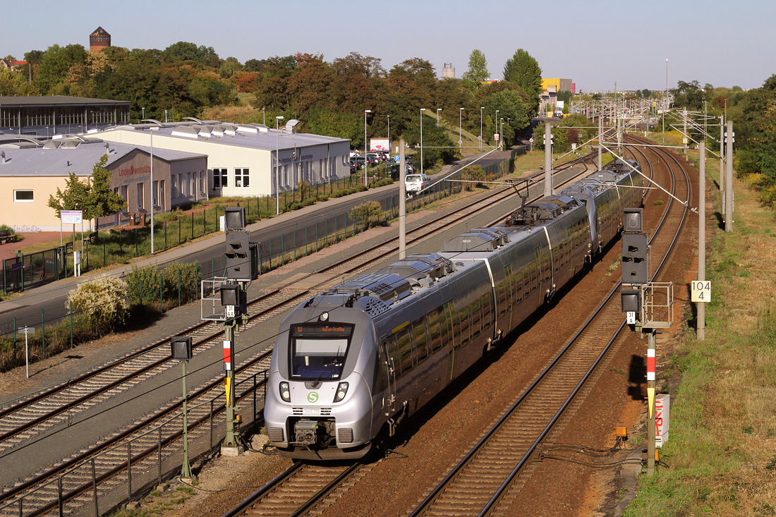 1442 108 + 1442 xxx haben als S 3 nach Halle-Trotha den Bahnhof Schkeuditz verlassen.
Aufnahmedatum: 31. September 2016