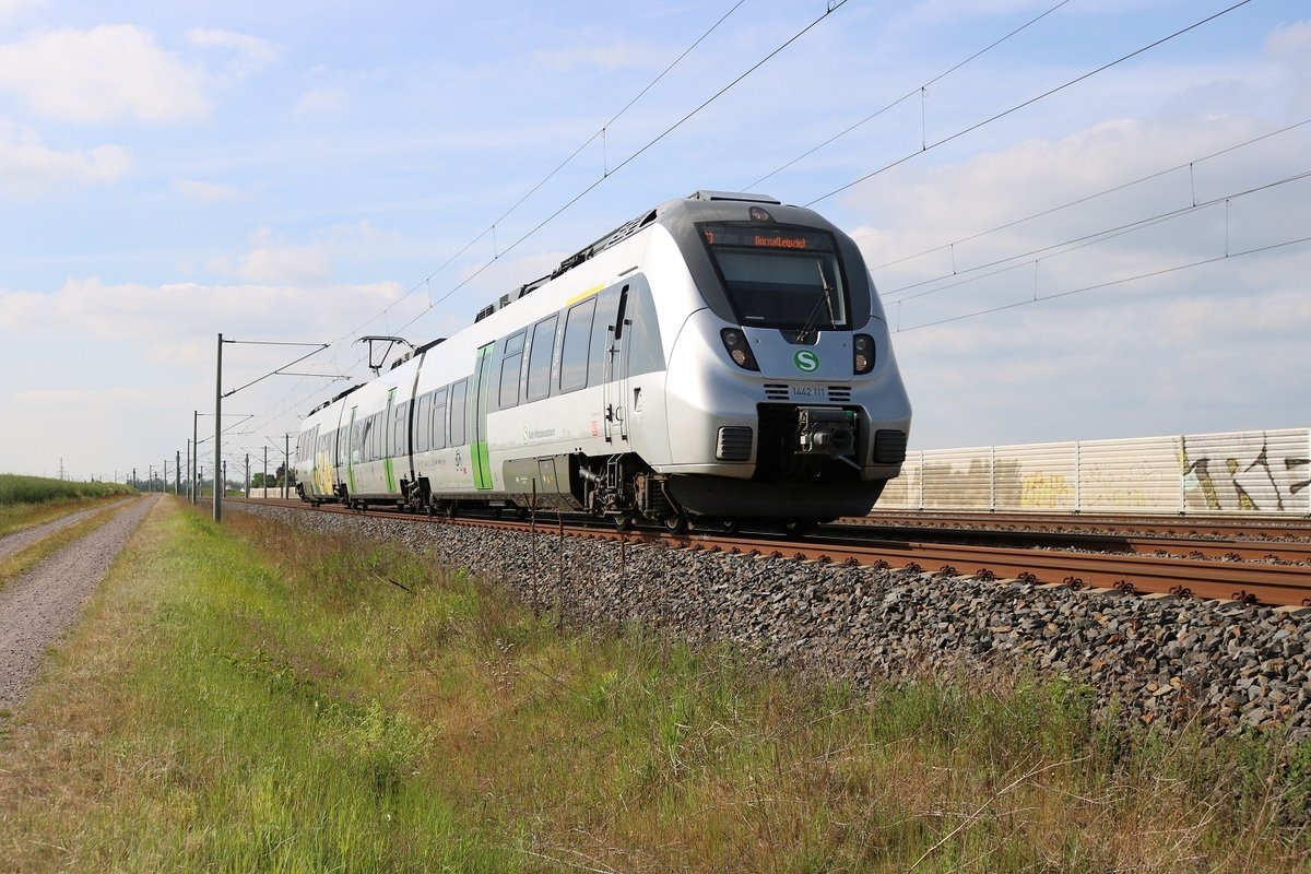 1442 111 (Bombardier Talent 2) der S-Bahn Mitteldeutschland als S 37351 (S3) von Halle-Trotha nach Borna (Leipzig) fährt bei Benndorf auf der Bahnstrecke Magdeburg–Leipzig (KBS 340). [25.5.2017 - 16:56 Uhr]