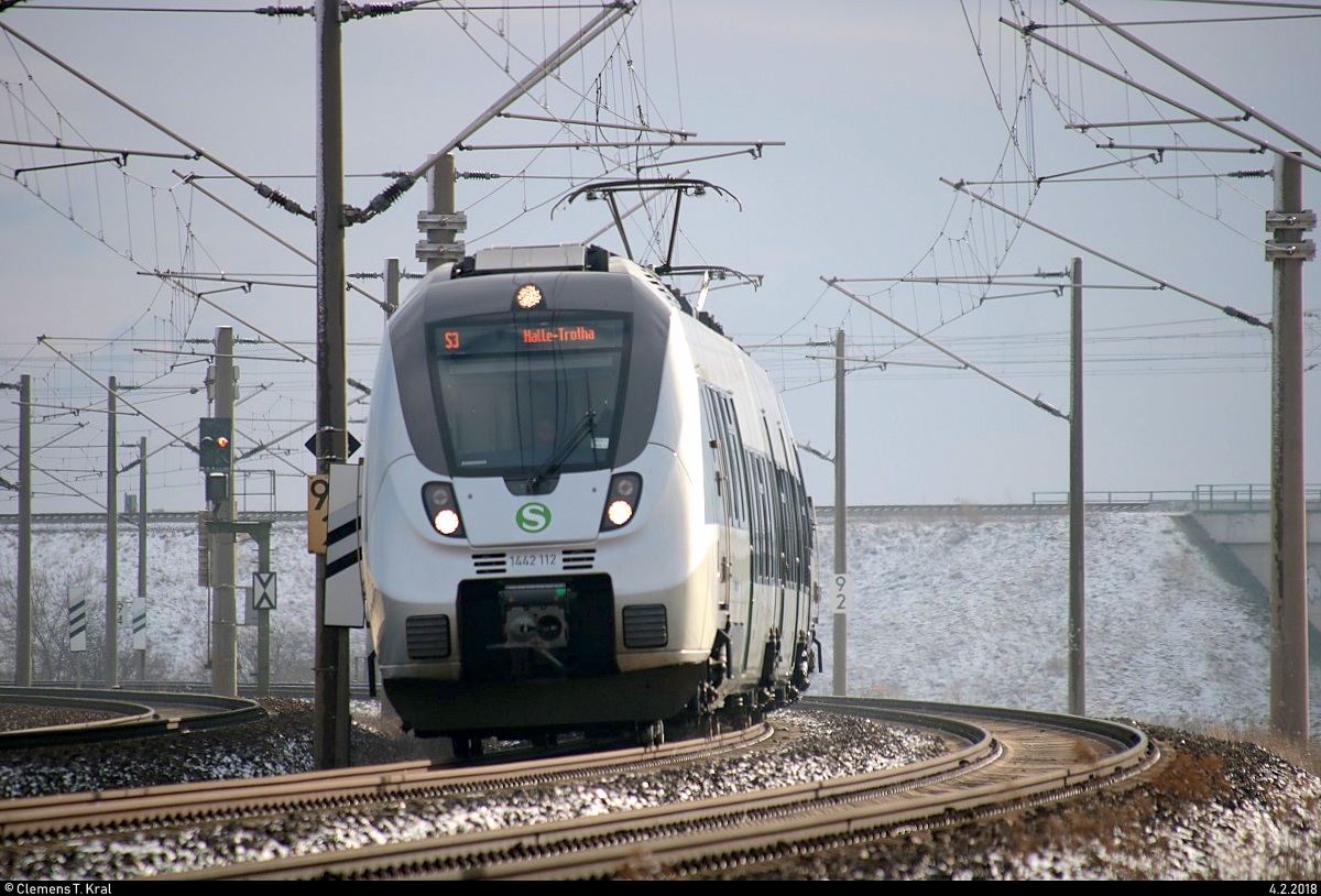1442 112 und 1442 131 (Bombardier Talent 2) der S-Bahn Mitteldeutschland (DB Regio Südost) als S 37328 (S3) von Leipzig-Connewitz nach Halle-Trotha fahren bei Benndorf, An der Reichsbahn, auf der Bahnstrecke Magdeburg–Leipzig (KBS 340). [4.2.2018 | 11:33 Uhr]