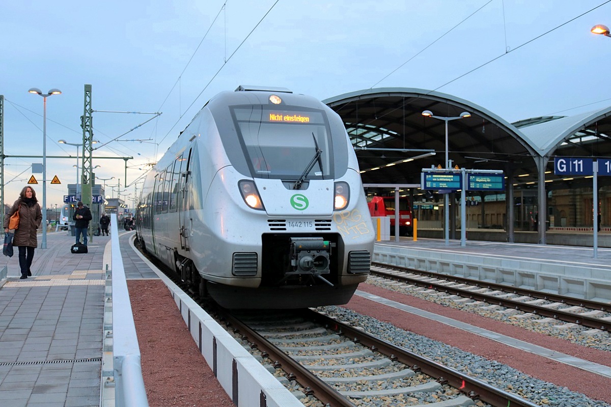 1442 115 (Bombardier Talent 2) der S-Bahn Mitteldeutschland (DB Regio Südost) als Leerzug mit dem Anzeiger  Nicht einsteigen  ist kurzfristig in Halle(Saale)Hbf auf Gleis 12 E-F abgestellt. [27.12.2017 | 15:53 Uhr]
